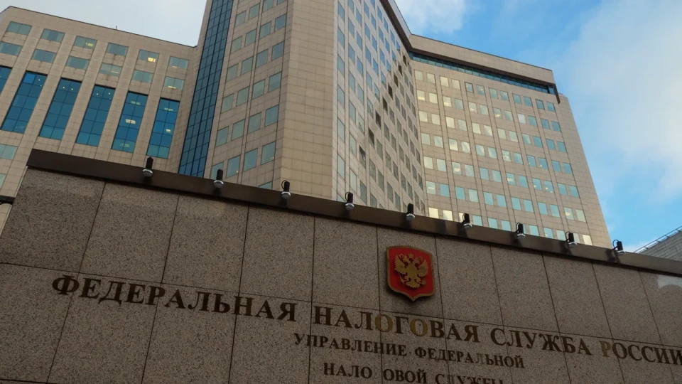 Налоговики активнее расследуют случаи перерегистрации ИП, которые использовались для «сброса» лимитов по НДС. Предпринимателям грозят доначисления, пени и штрафы на фоне роста дефицита федерального бюджета.