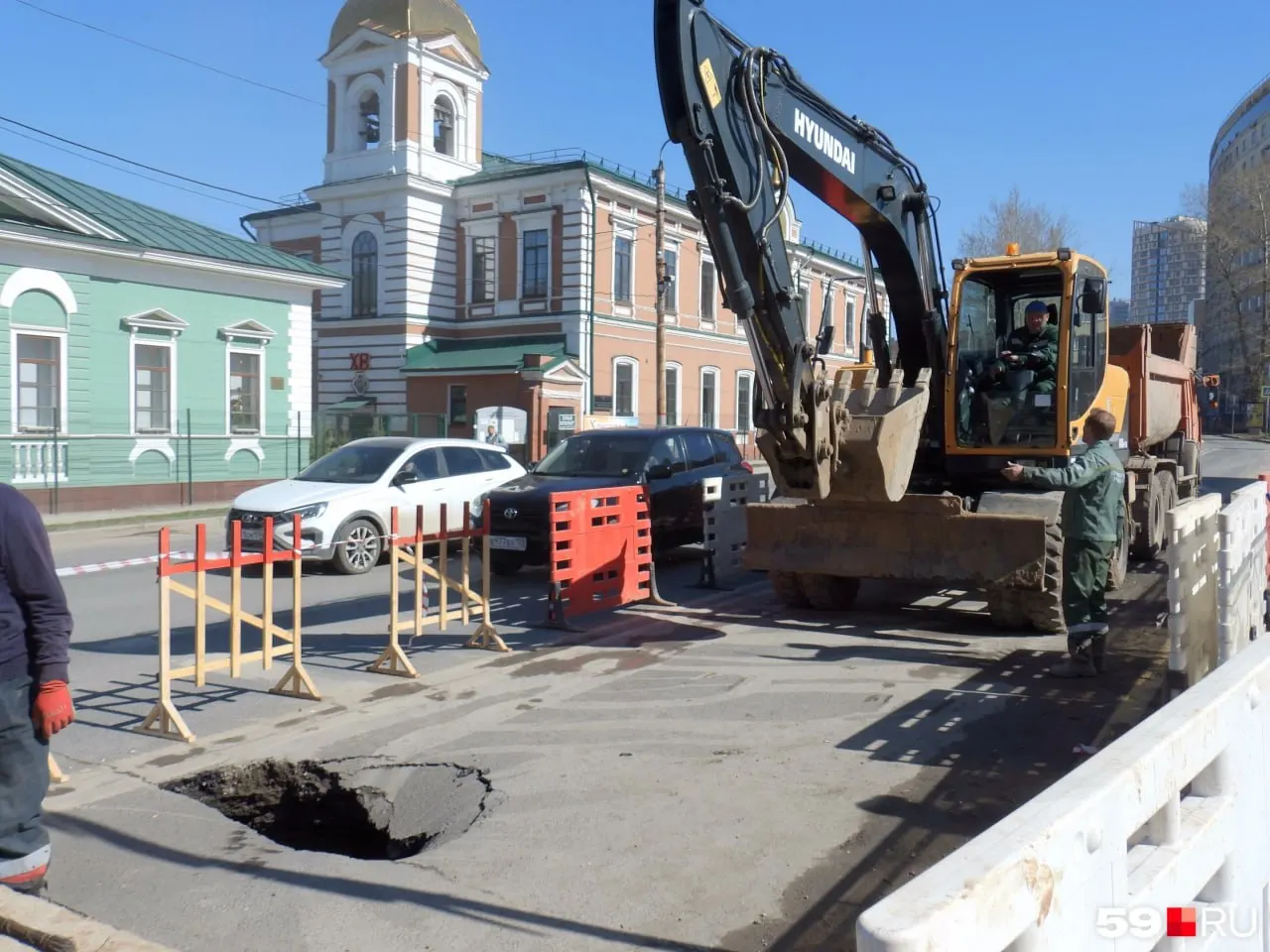 Из‑за изношенного железобетонного коллектора на Пушкина за месяц на дороге образовались четыре провала. Коммунальщики заасфальтовали третий провал и планируют устранить четвёртый, после чего рассчитывают возобновить движение автобусов 15 мая.