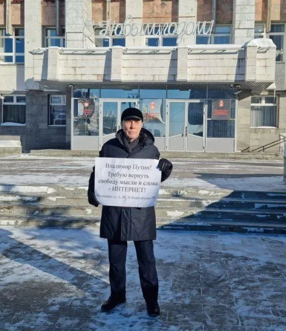Краевой суд отменил постановление о штрафе в 2 тыс. руб. в отношении 80‑летнего Виктора Гилина по статье о неповиновении полиции; по второму делу суд жалобу отклонил, защита намерена идти в кассацию.