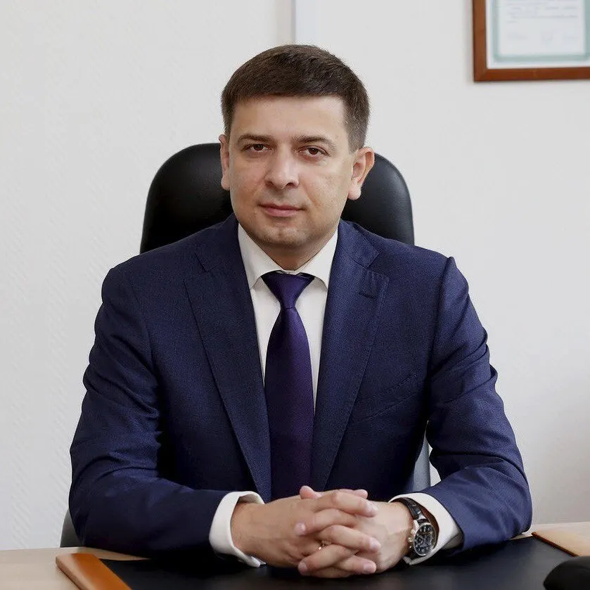 Московский суд постановил заочный арест руководителя IT‑группы, которого обвиняют в хищении средств, выделенных на развитие ведомственного ПО. Преследование связано с одним из крупных госконтрактов; бизнесмена разыскивают, предполагают, что он может находиться за границей.