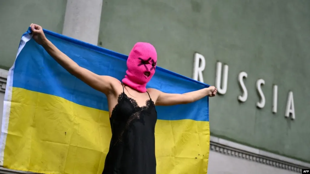 Росфинмониторинг включил панк‑сообщество Pussy Riot в список террористов и экстремистов. Ранее в России группу признали экстремистской, а участниц обвиняли и приговаривали по ряду дел, связаных с антивоенной активностью.