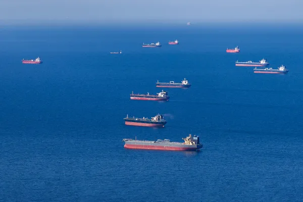 В апреле в бюджет поступили крупные суммы от нефти и газа, но значительная часть дополнительных доходов ушла на выплаты нефтяным компаниям и поддержку цен на топливо; в ведомстве ожидают новые поступления в мае.