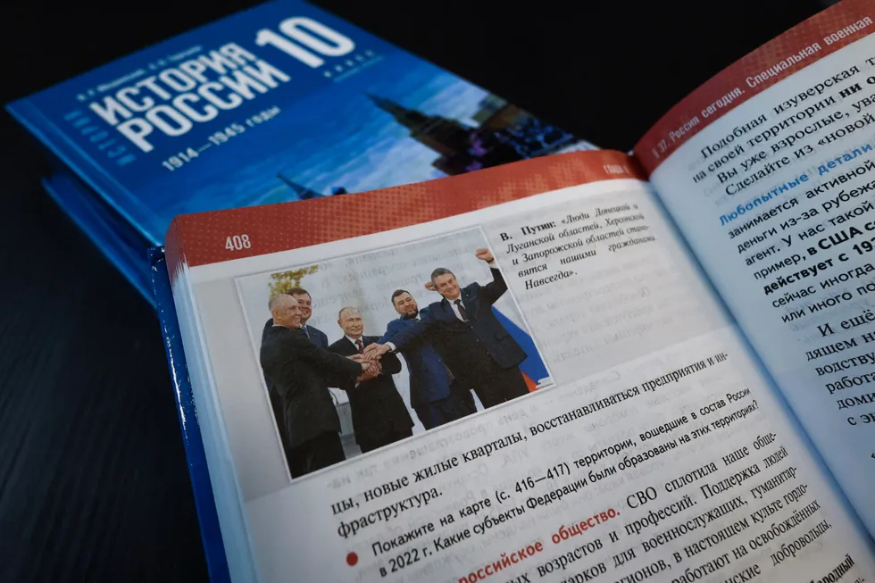 Пересмотренные учебники для средней школы (выпуски 2025 года) систематически подводят школьников к лояльной государственной интерпретации прошлого: современные проекты вплетаются в древние сюжеты, неудобные факты замалчиваются, поражения и насилие сглаживаются — историк Алексей Уваров объясняет, почему это опасно.