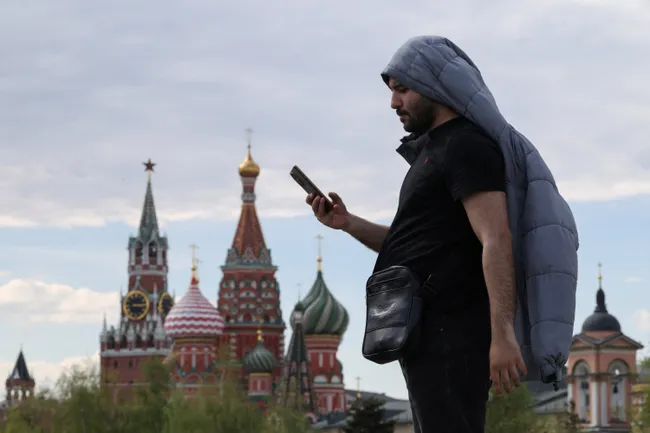 5 мая абоненты крупных операторов в Москве, Санкт‑Петербурге и ряде регионов столкнулись с перебоями мобильного интернета: пострадали сервисы такси, оплаты и часть банкоматов. Операторы и Минцифры называли причины техническими и связанными с обеспечением безопасности.