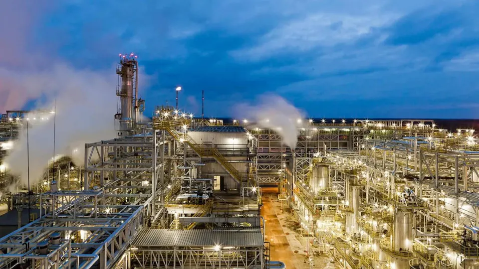 После атаки беспилотников 5 мая Киришинефтеоргсинтез в Ленинградской области остаётся выведенным из строя: повреждены основные установки, приостановлены отгрузки и объявлен форс‑мажор.