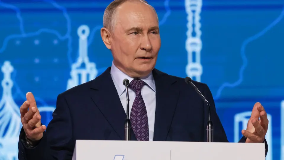 Президент предложил активнее трудоустраивать ветеранов СВО на оборонных и промышленных предприятиях для укрепления технологического суверенитета страны. В то же время растёт число тяжело раненых и инвалидов, усиливаются потребности в реабилитации и социальной поддержке.
