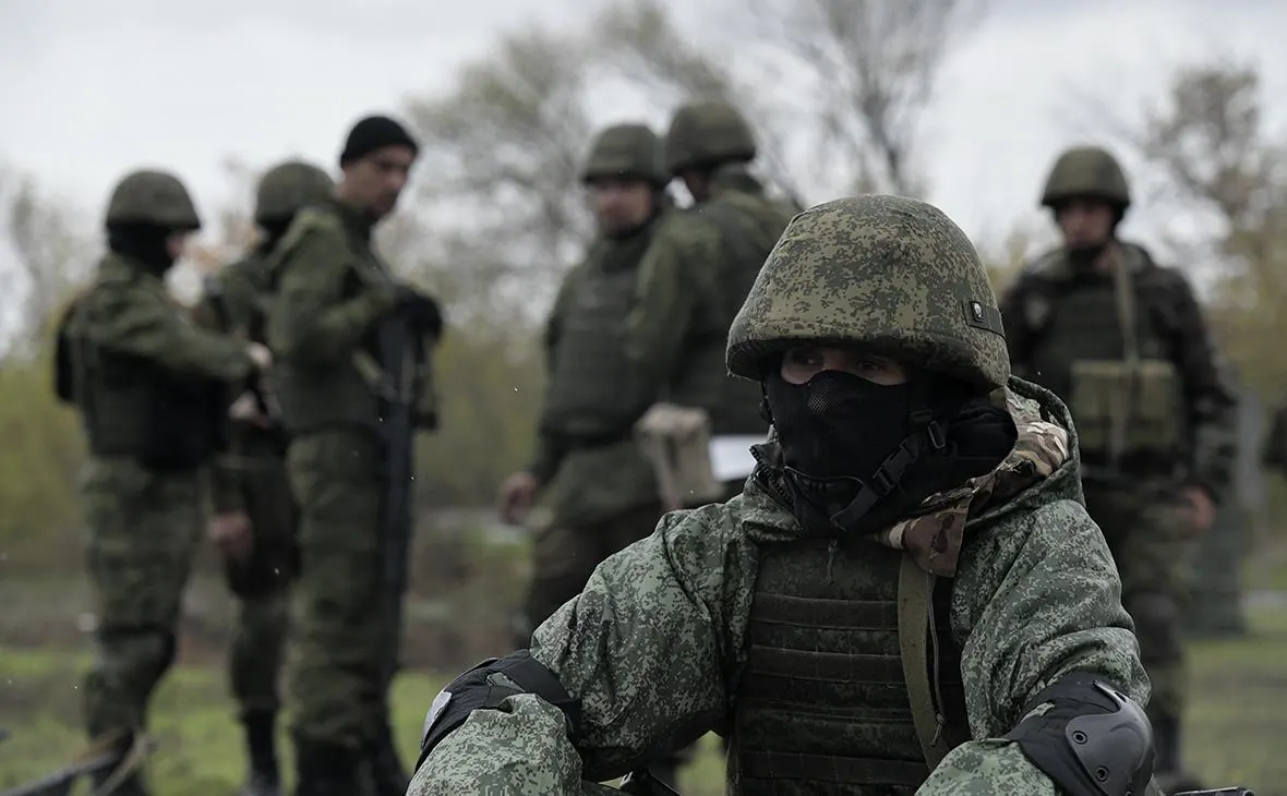 Собеседники отмечают, что Украина опережает Россию по использованию дронов и тактическим приёмам; без широкой мобилизации экономических, людских и промышленных ресурсов перспектива поражения становится реальнее, при этом руководству не всегда доносят полную картину.