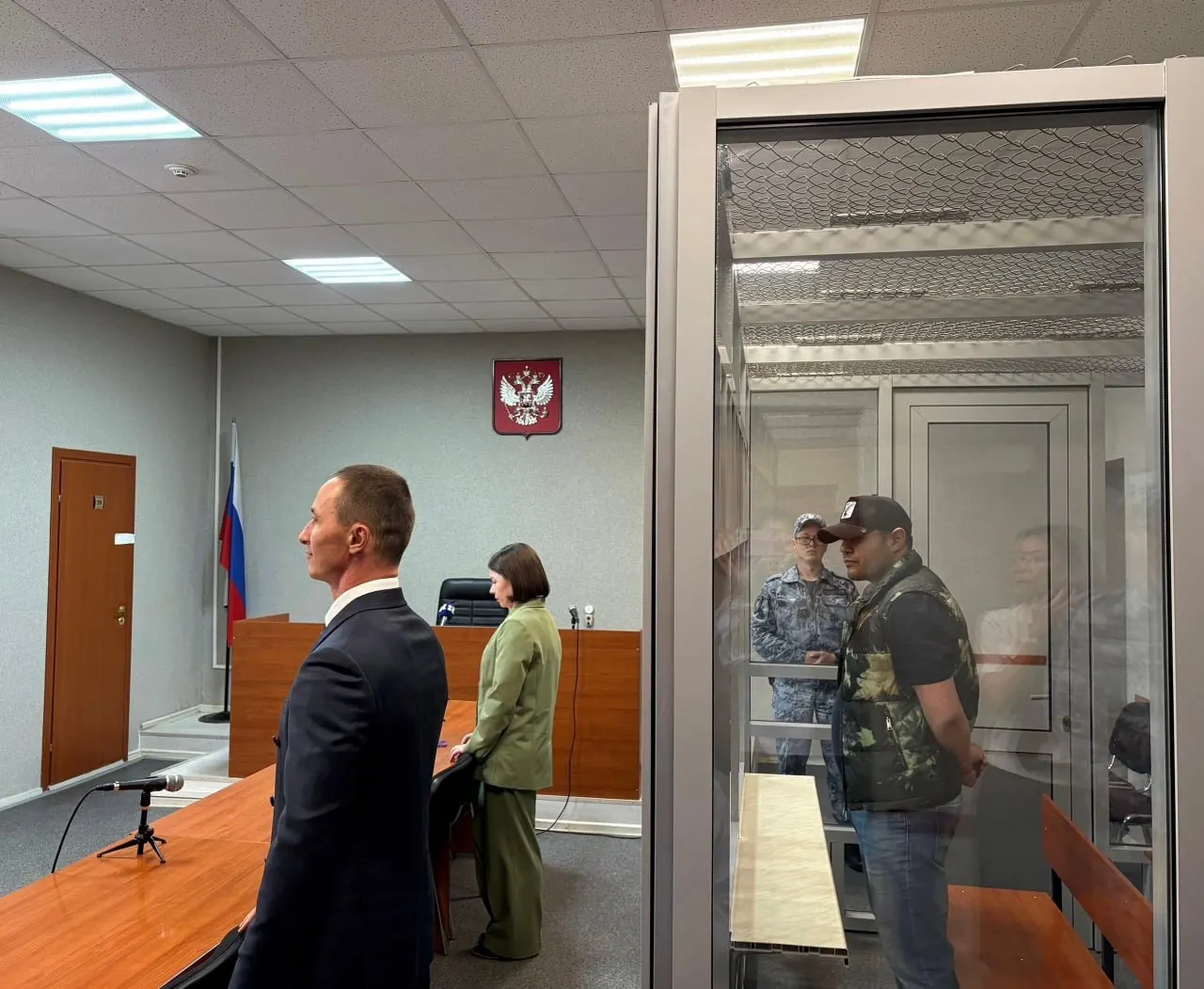 Ленинский районный суд признал мужчину виновным: в ночь на 14 февраля он напал на двух посетительниц бара, избил и оскорбил их; одна из женщин получила телесные повреждения.