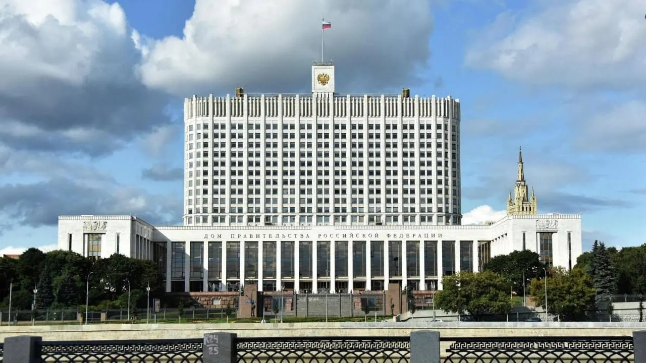 В Госдуму внесён законопроект о полной или частичной компенсации утильсбора для семей с тремя и более детьми, но в правительстве выразили несогласие из‑за дополнительных бюджетных расходов и отсутствия источников финансирования.