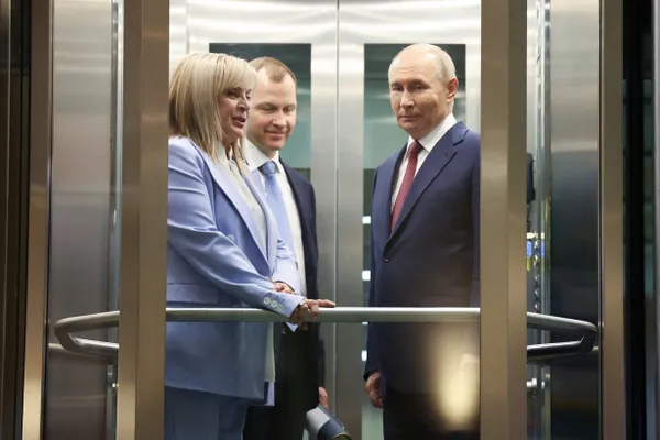 Кремль заявляет, что подготовка к выборам в Госдуму на сентябрь 2026 года продолжается, а разговоры об их переносе остаются слухами — документов для этого нет.