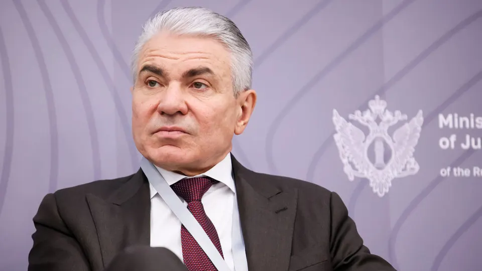 Замминистра юстиции заявил, что крупные разработчики ИИ должны установить механизмы, не позволяющие нейросетям наносить вред, сопоставимый с деятельностью «иноагентов», и предложил закрепить ответственность за работу таких фильтров.