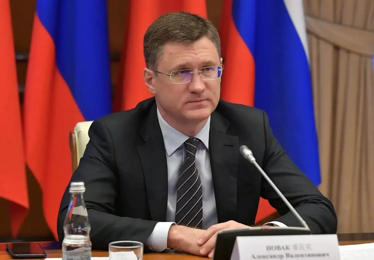 Новак заявил, что в стране хватает объёмов топлива, власти перестраивают логистику под потребности регионов; ажиотаж искусственно поднял спрос на 20–30%.