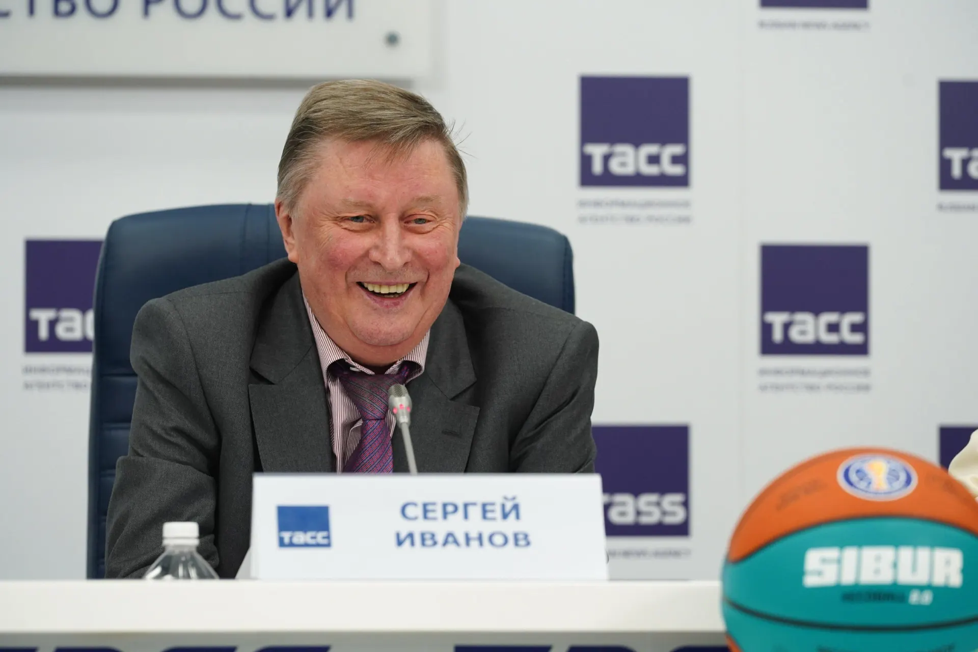 Экс‑министр обороны Иванов умер в 73 года. Близкий друг сообщил, что общался с ним всего три дня назад и рассказал о последней встрече. Подробности пока не раскрываются.