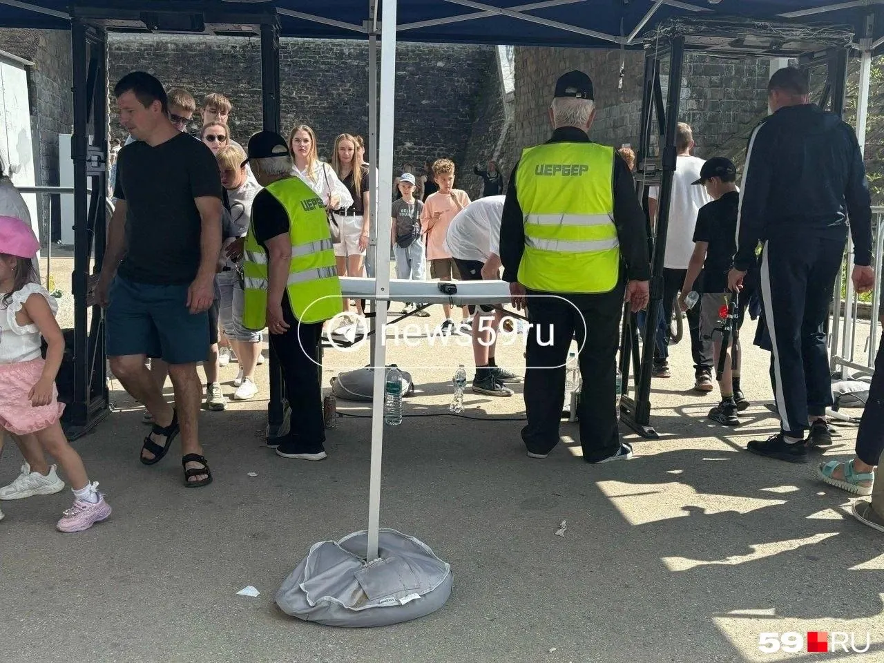 Посетители фестиваля водных активностей 14 июня пожаловались, что у них проверяли сумки, конфисковали бутылки с водой и устанавливали металлодетекторы. В администрации заявили, что ограничения действовали только во время мероприятия.