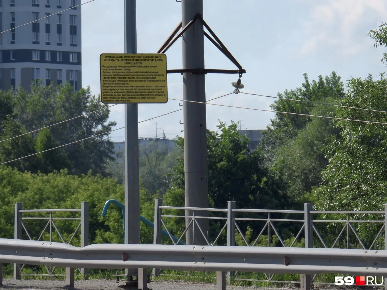 Пермяки услышали требование покинуть мост над Мулянкой; на опорах установлены камеры и громкоговорители. Вероятная причина срабатывания — птицы, попадающие в поле зрения камер.