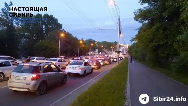 В Иркутской области и ряде сибирских регионов введены жёсткие лимиты на бензин: водители часами стоят в очередях, междугородние перевозки рискуют остановиться, власти обращаются в Москву за экстренной помощью.
