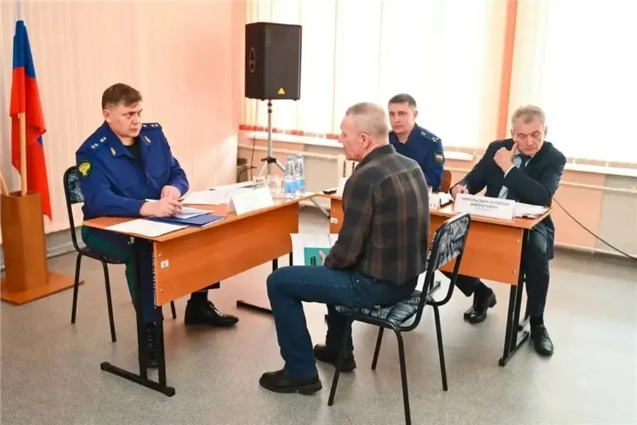 Несмотря на бюрократию, жители нескольких городов добились отмены строительства, ремонта дороги, получения жилья для инвалида и демонтажа кондиционеров — через жалобы, обращения в надзорные органы и судебные иски.