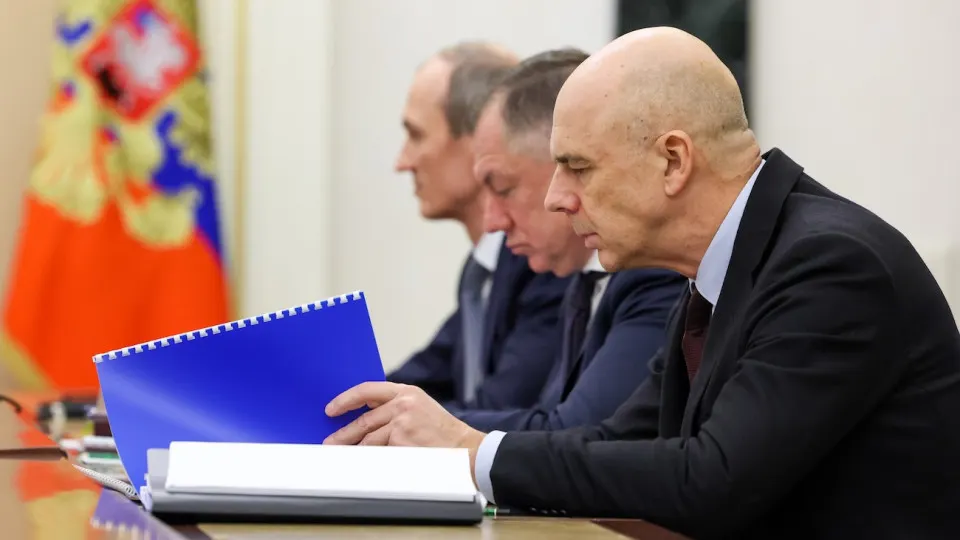 Российский рынок гособлигаций пережил масштабную распродажу: индекс RGBI обновил минимумы, доходности длинных ОФЗ поднялись до 15,5% годовых. Одновременно дефицит федерального бюджета вырос примерно до 6 трлн рублей — власти планируют наращивать расходы и заимствования, а Центробанк сохраняет осторожную позицию.