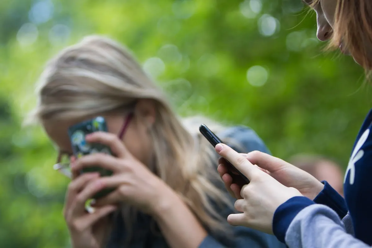 Закон предлагает дать родителям возможность отмечать SIM‑карту ребёнка специальным статусом — это ограничит рассылки, входящие международные звонки и позволит бесплатно подключать родительский контроль.