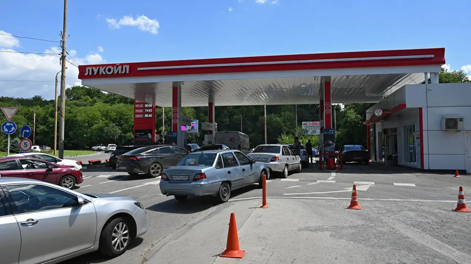 Цена на АИ‑92 из Беларуси поднялась до 127 тыс. руб. за тонну — рост 6% за неделю и в 1,8 раза с начала мая. Дефицит топлива охватил десятки регионов, власти увеличивают импорт.