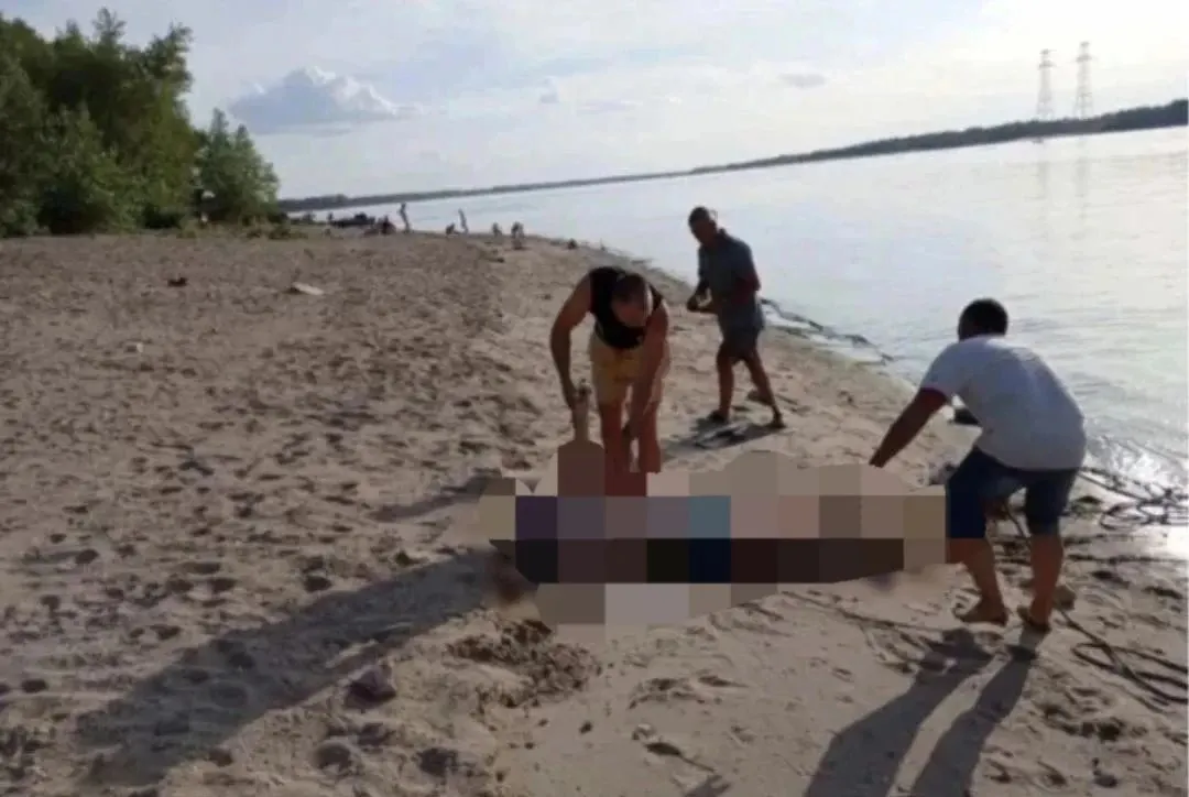 Отдыхающие сначала приняли тело за неровности дна, позже на берег вызвали экстренные службы. Полиция установила личность погибшего и выясняет причины смерти.