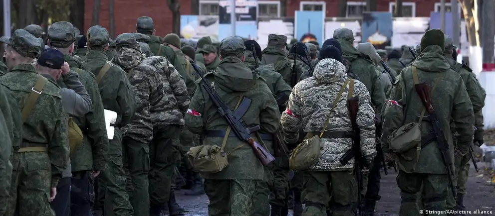 Вокруг возможной новой волны мобилизации в РФ идут споры: независимые расследования и аналитики фиксируют проблемы с набором контрактников и признаки подготовки мер, тогда как власти опровергают планы призыва. Разбираем ключевые сигналы, позицию чиновников и мнения экспертов.