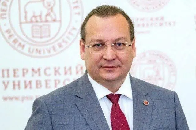 Дмитрий Красильников, ранее руководивший дирекцией межвузовского кампуса, покидает текущую должность и переходит в одну из краевых структур. Ранее он стал фигурантом уголовного дела о превышении полномочий после теракта в вузе — тогда системы оповещения о ЧП не работали или отсутствовали.
