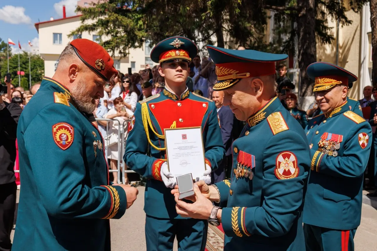 Начальнику Саратовского военного института войск национальной гвардии Александру Белоглазову присвоено воинское звание генерал-лейтенант; погоны и удостоверение вручил генерал-полковник Анатолий Маликов.