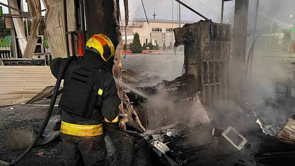 Ночные налёты повредили пять АЗС в Днепропетровской области, есть погибшая и раненые. Одновременно в России складывается масштабный дефицит топлива, рост цен и экстренные импортные поставки.