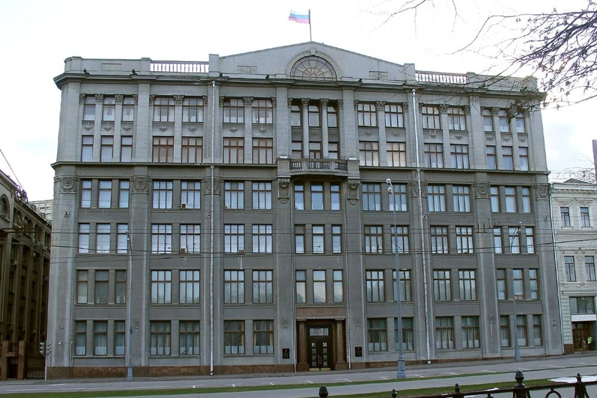 По словам нескольких собеседников в провластных СМИ, во второй половине июня из администрации президента поступило указание ограничить публикации с последствиями ударов украинских войск по российской территории и усилить показ результатов российских ударов.