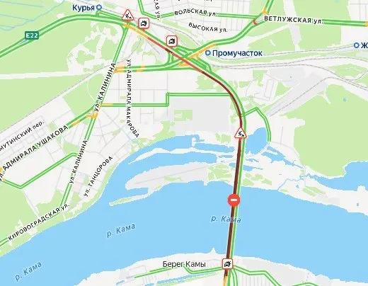 На подъезде к Красавинскому мосту в Перми скопилась пробка примерно в четыре километра — причиной стали три дорожно‑транспортных происшествия.