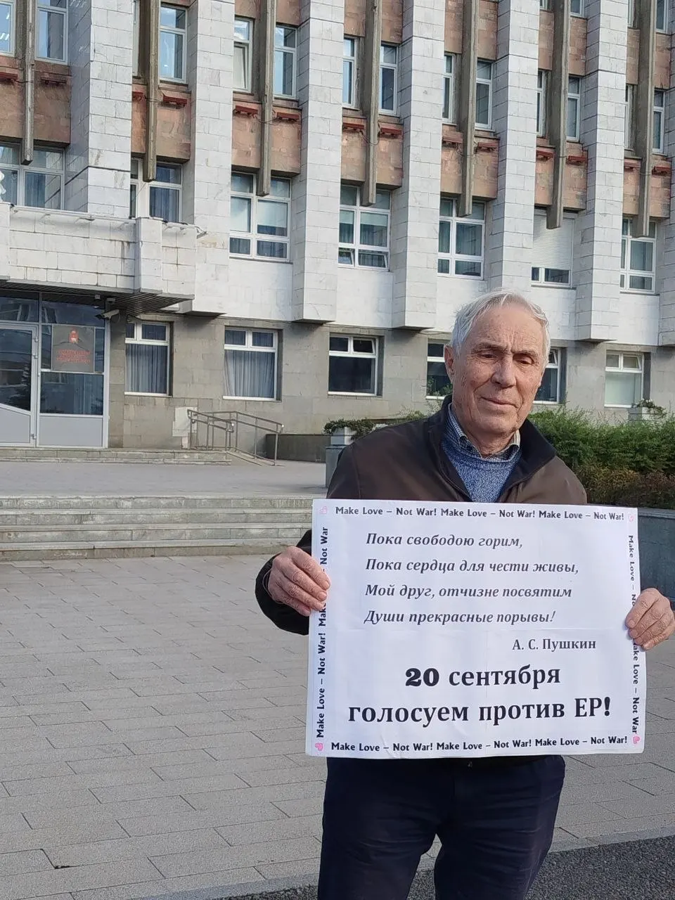 80-летний активист провёл одиночный пикет у краевой администрации Перми, призывая голосовать против Единой России и за мир; ранее за такие акции его штрафовали, часть штрафов отменили.