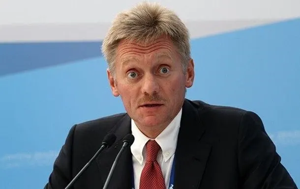 Пресс-секретарь президента заявил, что в РФ не вводят запреты на работу СМИ; различия в подходах к журналистам по отношению к США.