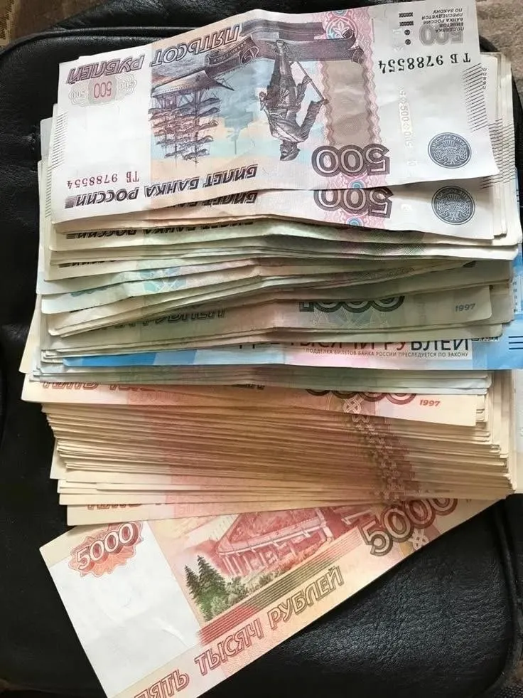 Обсуждается введение годовой премии для всех работников, сначала для бюджета — затем для остальных; законопроект уже подан на рассмотрение.
