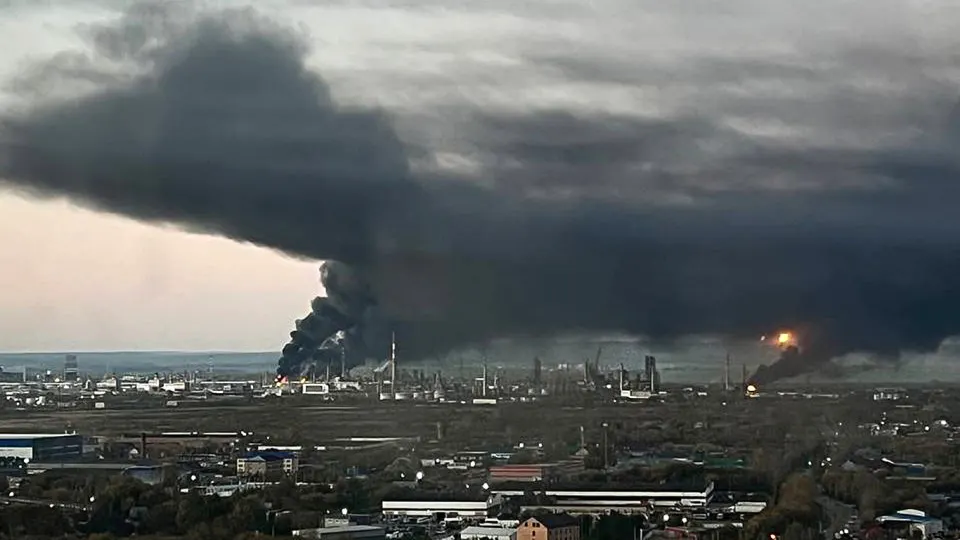 После атак по топливно-энергетическому и военному сектору России зафиксированы ранения людей и повреждения предприятий: пострадали жители Перми, Воронежской области, Ульяновской области и соседних регионов.