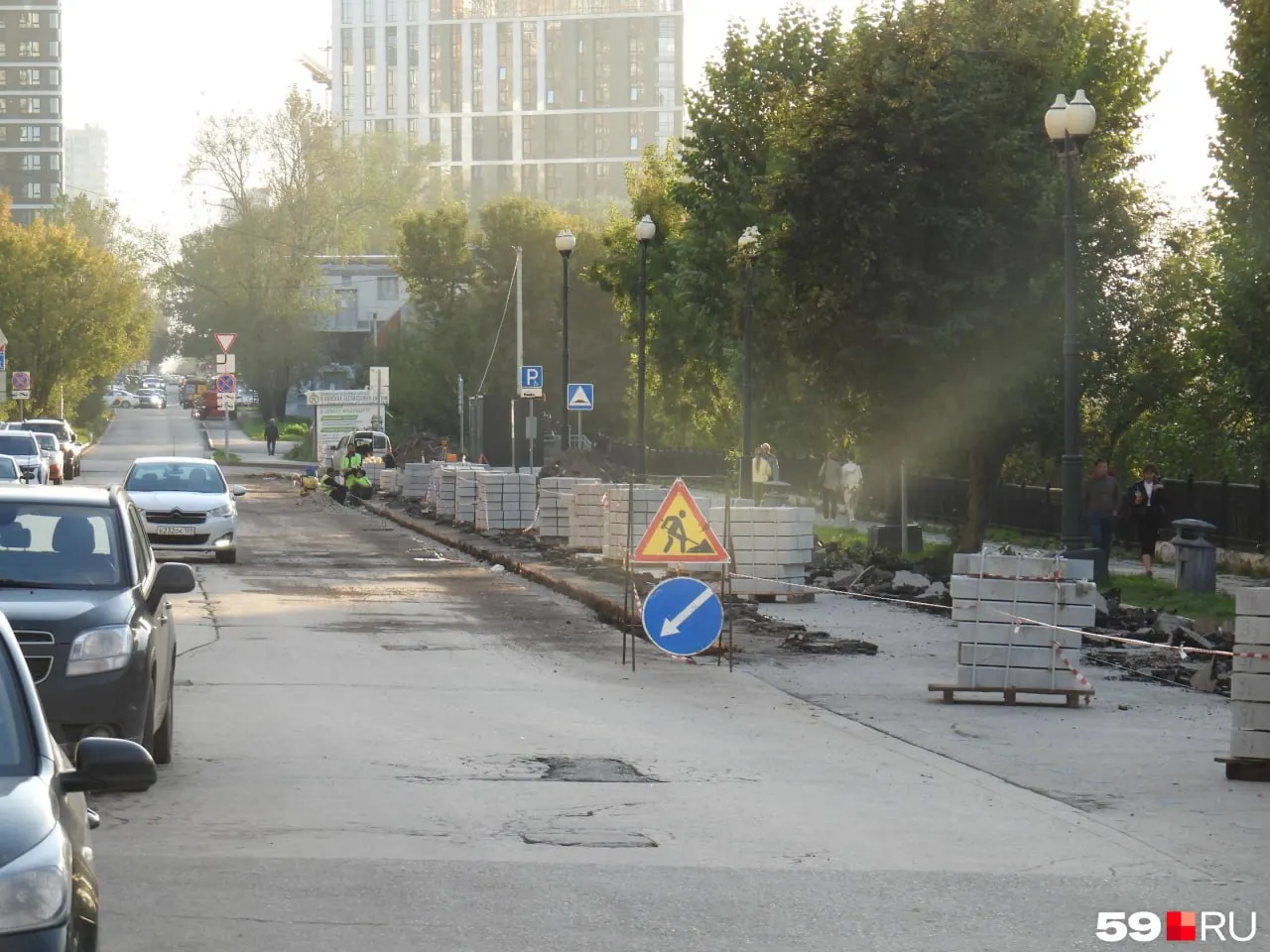 В Перми продолжается обновление верхней набережной вдоль улицы Окулова: расширяют тротуары, частично убирают парковку и возводят разворотное кольцо перед Соборной площадью.