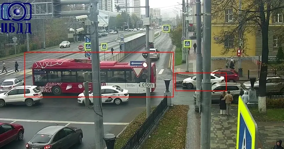На перекрестке улиц Компроса и Революции в Перми произошло ДТП: автобус и легковая машина. Движение временно ограничено.