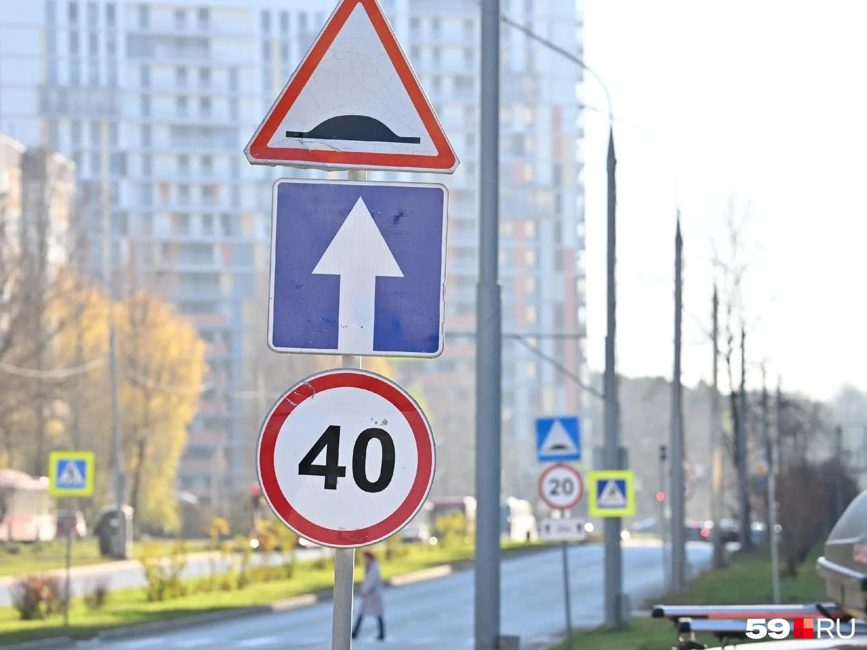 В начале 2026 года введён обновлённый ГОСТ, который объединяет пять позиций в одном знаке и информирует водителей о рекомендуемой скорости.