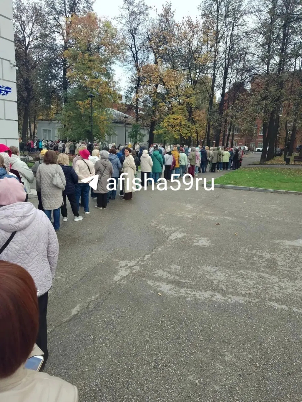 В честь праздника пенсионерам предлагают билеты на любые события Пермского оперного театра за 500 ₽, действует ограничение по количеству; подписчики могут принять участие в розыгрыше бензина.