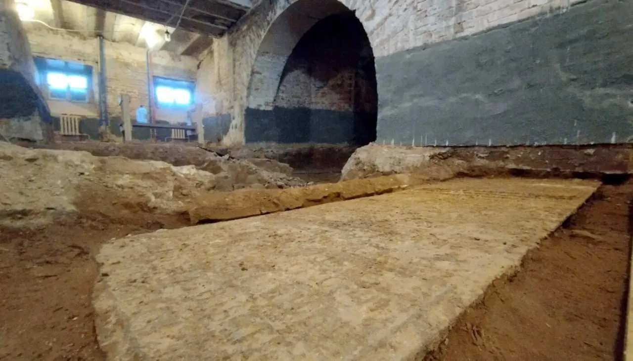 Подвал Спасо-Преображенского кафедрального собора стал местом исторического открытия: установлена личность погребенного — Илья Колтовский, губернатор XVIII века; реставрация собора продолжается.