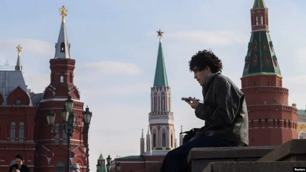Роскомнадзор предложил законопроект об идентификации детей в социальных сетях и сокращении времени онлайн до 14 лет, чтобы ограничить доступ к запрещённому контенту; обсуждаются примеры зарубежных мер.