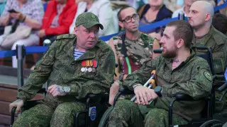 Министр здравоохранения заявил, что с лета 2023 года психолого‑психиатрическая поддержка была оказана сотням тысяч участников боевых действий и запущены новые формы медико‑психологического сопровождения, однако эксперты указывают на нехватку специалистов и неясность ответственных структур.