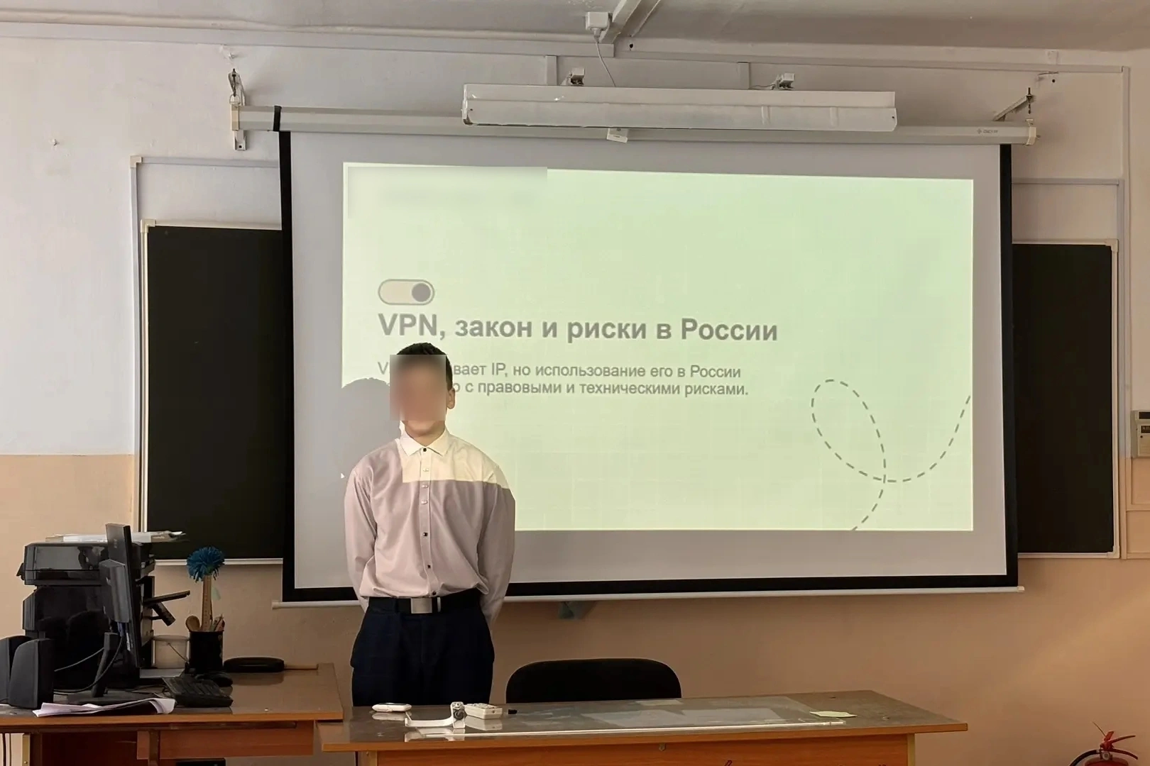 Ученикам в разных регионах России на специализированных уроках и профилактических беседах рассказывают о рисках использования VPN‑сервисов, утечке персональных данных и возможных юридических последствиях онлайн‑активности.