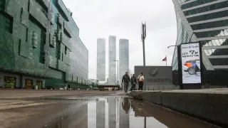 Большинство российских работодателей приостановили найм до конца года из‑за охлаждения спроса и переходят к точечным кадровым решениям, все чаще переводя сотрудников на частичную занятость вместо прямых сокращений.