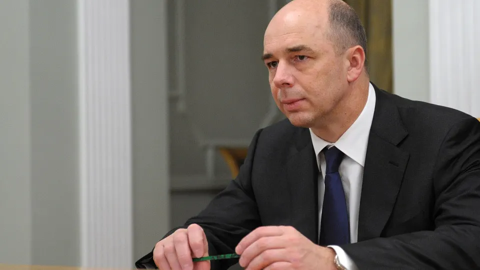 Глава Минфина сообщил, что нейросети помогают оптимизировать распределение средств и используются в налоговой и таможне для поиска неплательщиков. Применение технологий происходит на фоне рекордного дефицита консолидированного бюджета в 2025 году — 8,291 трлн рублей.