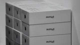 Российские продавцы электроники столкнулись с переизбытком дорогих смартфонов Apple и Samsung на складах. На фоне падения спроса и снижения покупательной способности стоимость популярных моделей сократилась до 30%, ритейлеры активно распродают запасы со скидками.