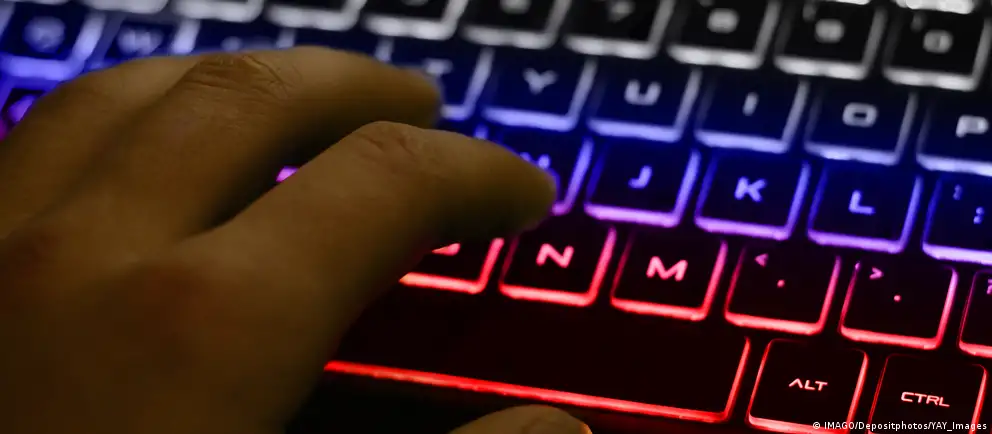 Минцифры планирует приравнять использование VPN к международному трафику и ввести за него сборы прежде всего для мобильных сетей; решение по фиксированному интернету пока не принято.