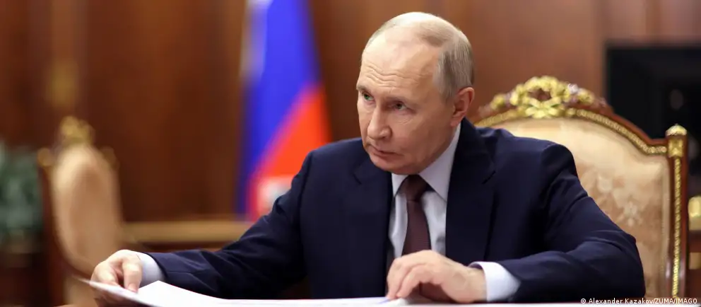 Президент России подписал закон, который исключает из антикоррупционного контроля сделки чиновников и их семей, совершённые до назначения на должность или до регистрации брака, а также меняет порядок декларирования доходов.