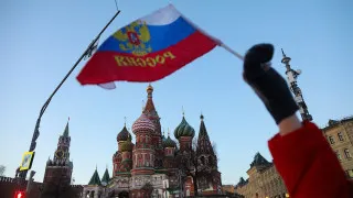 Просроченная задолженность российских компаний перед поставщиками и контрагентами выросла до 8,2 трлн рублей, что эквивалентно почти 4% ВВП. Экономисты связывают углубление кризиса неплатежей с повышением налогов и сокращением бюджетных расходов, а власти готовят меры контроля за дисциплиной расчетов госкомпаний.