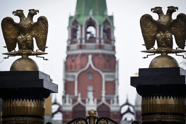 В отдельных фильмах на российских стриминговых платформах стали появляться уведомления о том, что из картин удалены или скрыты фрагменты «в соответствии с действующим законодательством РФ». Платформы утверждают, что маркировку делают правообладатели, а сама практика связана с новыми ограничениями и самоцензурой в отрасли.